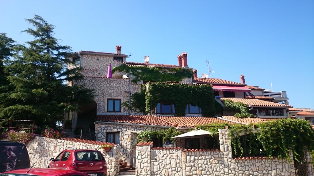 Collins Apartments Pula Luaran gambar