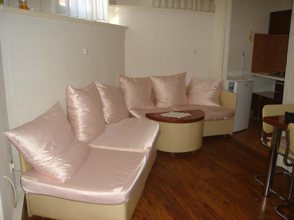Collins Apartments Pula Luaran gambar